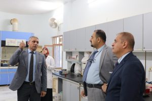 Read more about the article The dean of the College of Science conducts his routine inspection tour in the morning for the academic laboratories at the college.