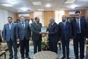 Read more about the article رئيس الجامعة يستقبل محافظ كربلاء ويؤكدان على دور الأكاديمي العراقي في تحقيق الارتقاء العلمي