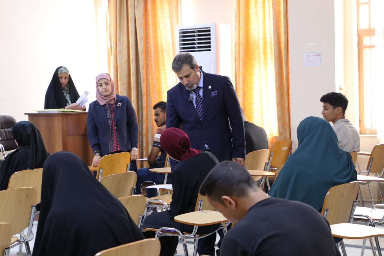 You are currently viewing رئيس جامعة كربلاء يتابع ميدانياً سير الامتحانات النهائية في كلية العلوم