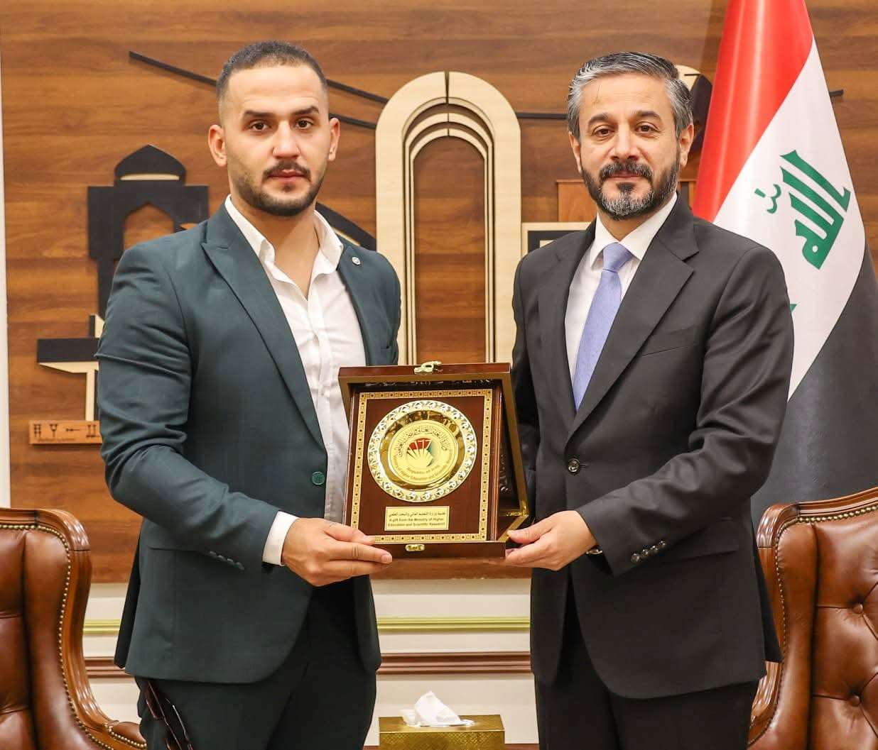 You are currently viewing وزير التعليم يكرم الطالب الأول على دفعته من نزلاء السجون الإصلاحية