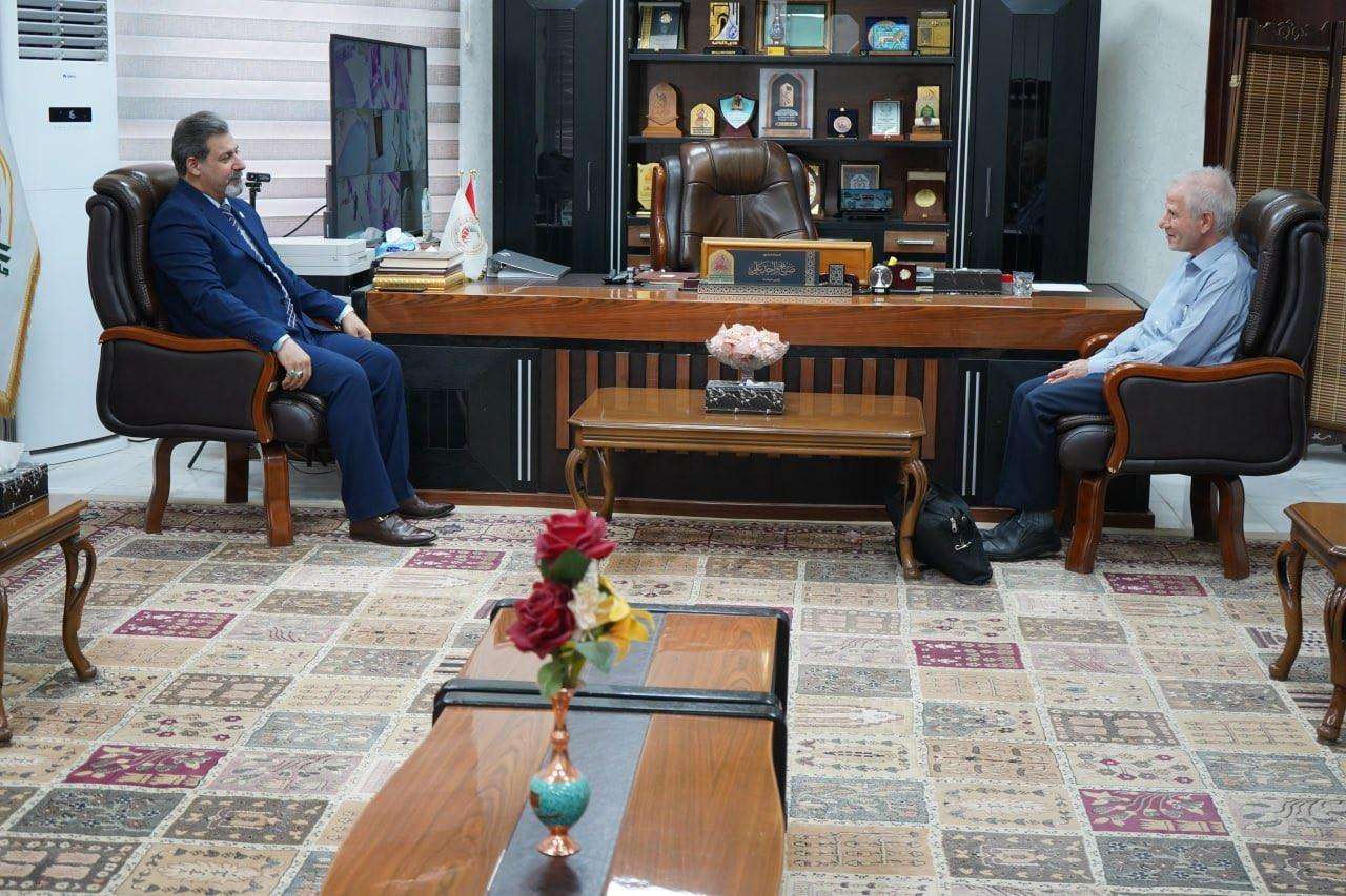 You are currently viewing رئيس الجامعة يستقبل ممتحنا خارجيا من جامعة أمير كبير الإيرانية