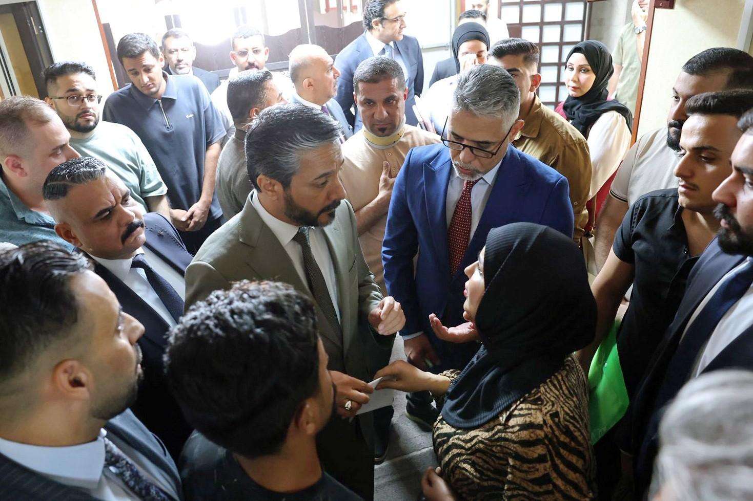 You are currently viewing متابعة ميدانية في دائرة البعثات .. وزير التعليم يوجّه بتسريع إنجاز معاملات كود الخدمة الاتحادي للخريجين