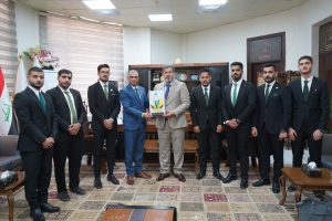 Read more about the article رئيس الجامعة يكرم مجموعة من الطلبة المتميزين في العمل التطوعي