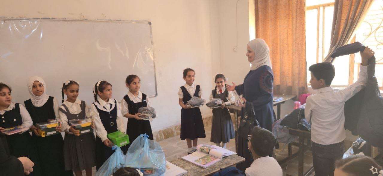 You are currently viewing وفد من كلية العلوم بجامعة كربلاء يزور مدرسة التعاون الابتدائية لدعم الطالبات الأيتام والمحتاجات