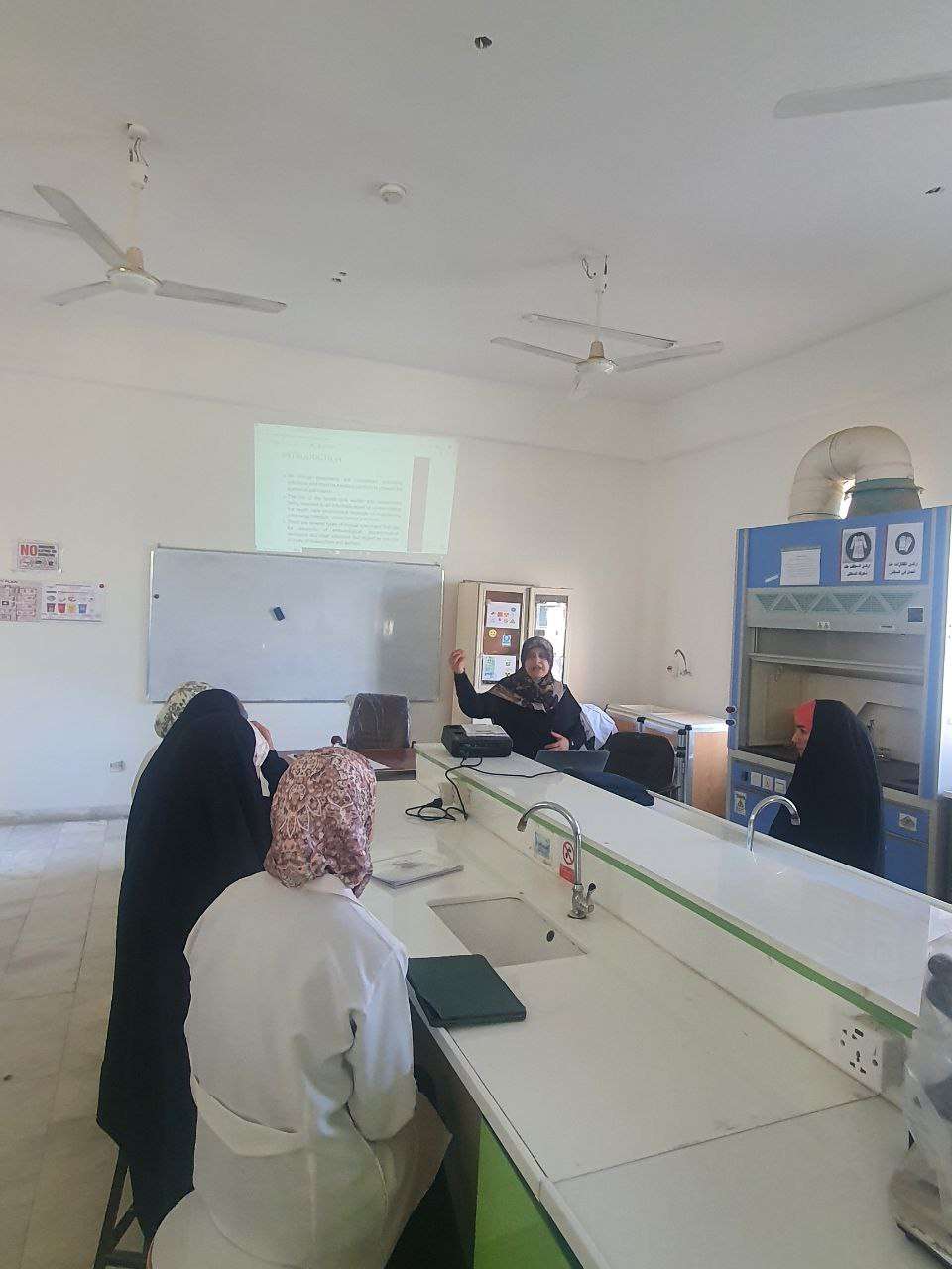 Read more about the article كلية العلوم تنظم دورة تدريبية بعنوان (الاستخدام الأمن للعينات البايولوجية وطرائق نقلها,حفظها واتلافها )