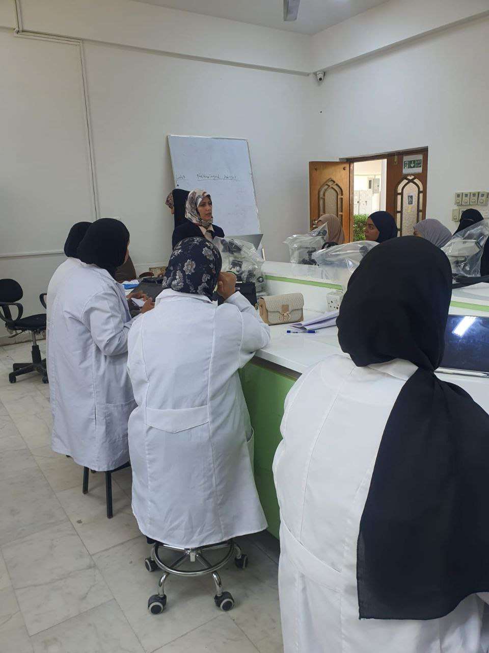 Read more about the article كلية العلوم تنظم ندوة علمية بعنوان: “أثر التدخين على الميكروب الفموي والتنفسي لدى الشباب”.